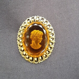 Vintage ‎ glass carved intaglio brooch/pendant